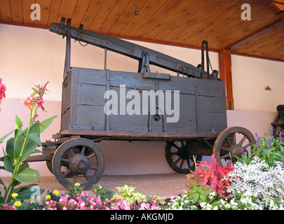 Renoviertes altes Feuerwehrauto, alte Sprinklerpumpe auf Anzeige, Dorf Riquewihr, Elsass, Frankreich, Europa Stockfoto