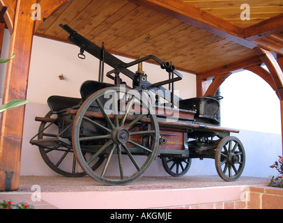 Renoviertes altes Feuerwehrauto, alte Sprinklerpumpe auf Anzeige, Dorf Riquewihr, Elsass, Frankreich, Europa Stockfoto