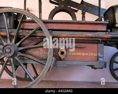 Detail eines renovierten alten Feuerwehrmotors, alte Feuerlöschpumpe ausgestellt, Niedermorschwihr Dorf, Elsass, Frankreich, Europa Stockfoto