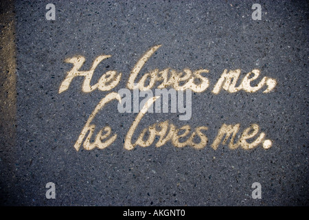 Er liebt mich er liebt mich Graffiti Stockfoto