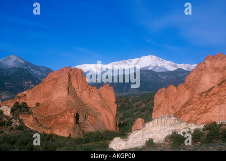 Garten der Götter Felsformationen mit schneebedeckten Pikes Peak hinter Colorado Springs, Colorado Stockfoto