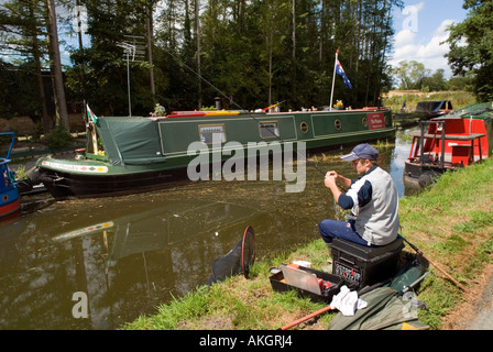 Fischer und Canal Boot auf der restaurierten Montgomery Kanal, Maesbury, Shropshire. Stockfoto