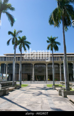 Palmen, führt zum vorderen Eingang des Hawaii State Capitol Gebäude oder Statehouse in Honolulu Stockfoto