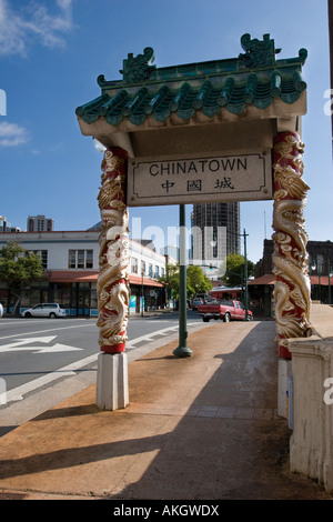 Chinesischen Stil Zeichen und Pagode am Eingang zu Chinatown in Honolulu Oahu Hawaii Stockfoto