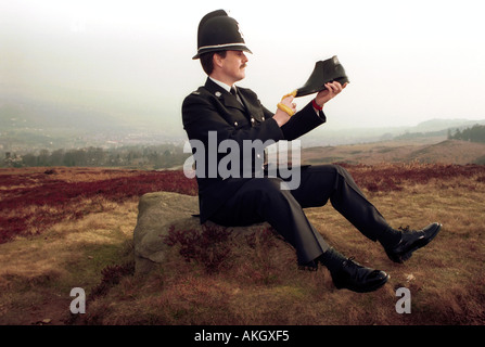 PC James McGowan glänzende Schuhe in Ilkley UK er hat ein Buch geschrieben über Polieren Schuhe John Robertson 1996 Stockfoto