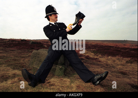 PC James McGowan glänzende Schuhe in Ilkley UK er hat ein Buch geschrieben über Polieren Schuhe John Robertson 1996 Stockfoto