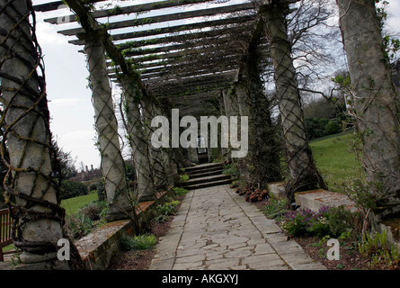 Die Edwardian Pergola in West Dean Gardens in West Sussex Stockfoto