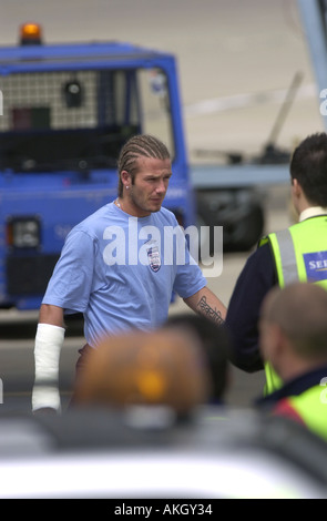 David Beckham kommt nach Hause am Flughafen Luton nach Bruch sein Handgelenk in Südafrika Mai 2003 Stockfoto