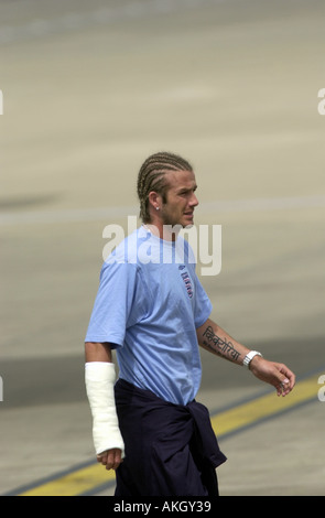 David Beckham kommt nach Hause am Flughafen Luton nach Bruch sein Handgelenk in Südafrika Mai 2003 Stockfoto