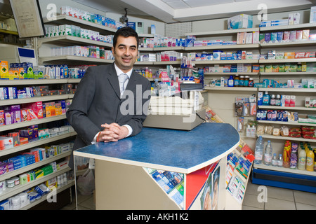 Apotheker am Schalter Stockfoto