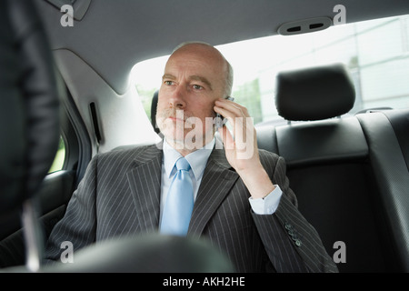 Geschäftsmann am Telefon sitzen im Auto Stockfoto