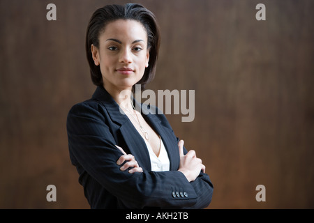 Junge Frau posiert im studio Stockfoto