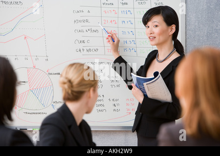 Junge Frau mit Vortrag Stockfoto