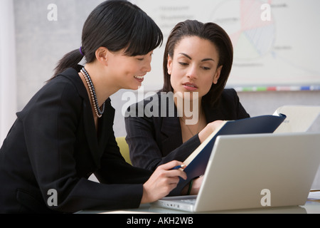Zwei junge Frauen Stockfoto
