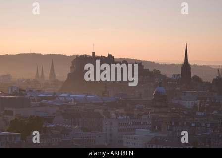 Ein Blick von Salisbury Crags über das Zentrum von Edinburgh, einschließlich Edinburgh Castle Edinburgh Schottland UK Stockfoto