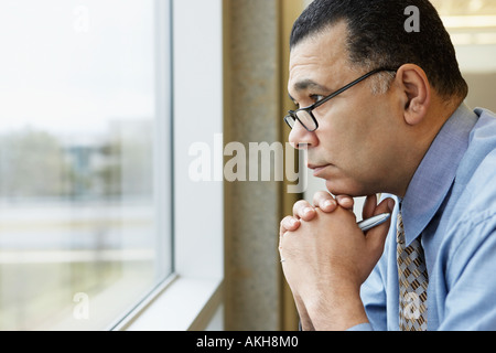 Ernste aussehende Geschäftsmann Stockfoto