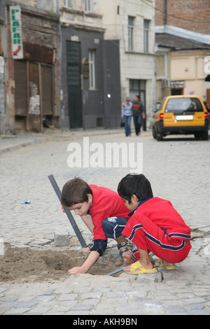 Jungen Graben Loch in der Straße Lipscani Bezirk Bukarest Rumänien Stockfoto
