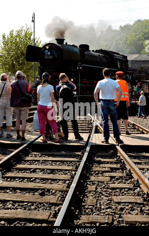 Besucher, die Lok auf der Drehscheibe in Bochum Eisenbahnmuseum (größte Länder) in Deutschland zu beobachten. Stockfoto