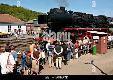 Menschen Schlange für die Fahrt auf der Lok beim 30. Geburtstagsfeiern, Bochum Eisenbahnmuseum (größte Länder) in Deutschland.