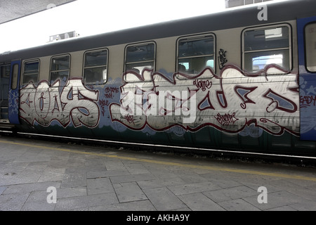 Graffiti in Roma Termini Bahnhof Rom Italien zu trainieren Stockfoto