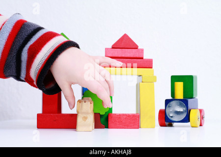 Kind Hände spielen mit Holzspielzeug isoliert Hintergrund Stockfoto