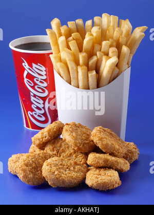 Hähnchen-Nuggets Pommes frites Koks redaktionelle Junk-food Stockfoto