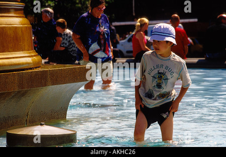 Kleiner Junge, ein Spaziergang durch Wasser-Brunnen in Trafalgar Square in London UK Stockfoto