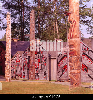 KSAN historisches Dorf und Museum, Hazelton, BC, Britisch-Kolumbien, Kanada - Gitxsan (männliche) Totempfähle und Stammes-Häuser Stockfoto