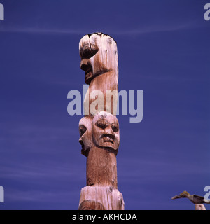 Totempfahl Gitksan (Gitxsan aka Tsimshian) bei Gitanyow (Kitwancool) in Northern BC, Britisch-Kolumbien, Kanada Stockfoto