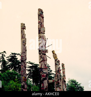 Kwakwaka (Kwakiutl) Totempfähle, Alert Bay, BC, Britisch-Kolumbien, Kanada - Namgis Grabstätten auf Kormoran-Insel Stockfoto