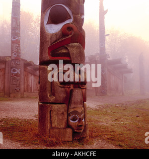 Haida Totempfählen und Häuser Planke am Museum für Völkerkunde, University of British Columbia (UBC), Vancouver, BC, Kanada Stockfoto