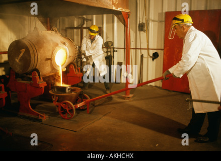 Goldbergbau in Kanada Nord Ontario Arbeiter Gold aus Ofen gießen Stockfoto