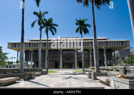 Palmen, führt zum vorderen Eingang des Hawaii State Capitol Gebäude oder Statehouse in Honolulu Stockfoto