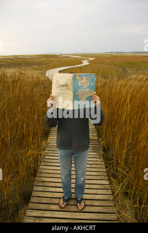 Mann mit Atlas am Boardwalk Wellfleet Cape Cod Massachusetts Stockfoto