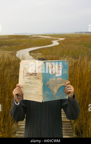 Mann mit Atlas am Boardwalk Wellfleet Cape Cod Massachusetts Stockfoto