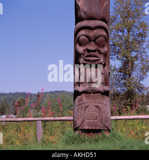 Gitxsan (männliche) Totempfähle, Kispiox, Northern BC, Britisch-Kolumbien, Kanada - Detail von "Weinende Frau" Totempfahl Stockfoto