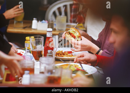 Tabelle gefüllt mit Junk-Food und Getränke in den USA Stockfoto