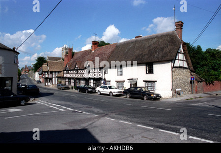 Hauptstraße durch Potterne in Wiltshire Stockfoto