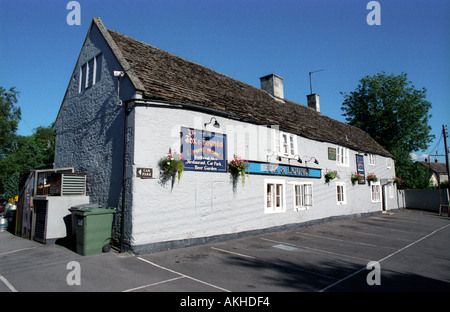 Das Fox Hounds Public House in Broughton Gifford Stockfoto