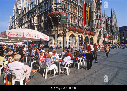 Das neue Rathaus und Freiluft-Café-Restaurant am Marienplatz in München Stockfoto