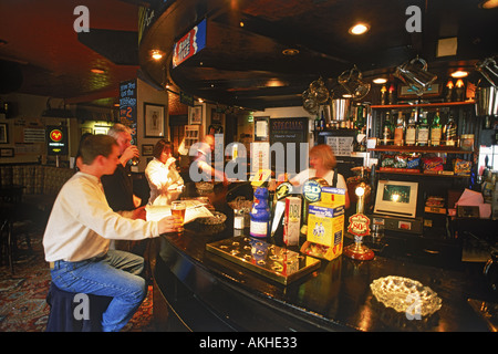 Menschen trinken Bier in der Melville auf der William Street in Edinburgh Stockfoto