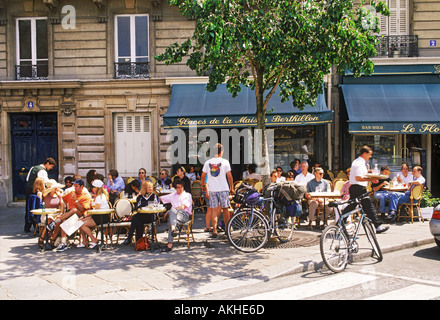 Überfüllte Brasserie Terrasse auf der Ile St Louis in Paris Stockfoto