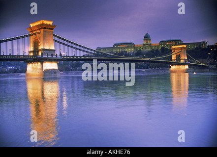 Kettenbrücke und Königspalast über die Donau in Budapest Stockfoto