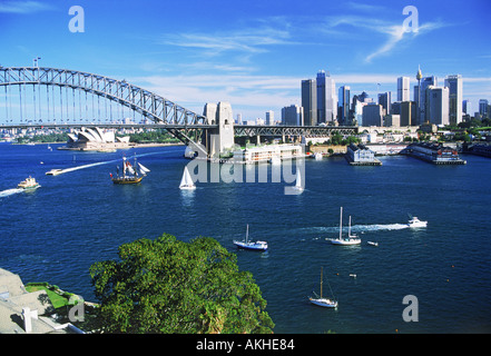 Sydney Harbour Bridge und Opera House mit Booten vorbei an der Skyline der Stadt Stockfoto