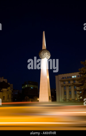 Verkehr in der Nacht geht Denkmal Revolutionsplatz Bukarest Rumänien Stockfoto