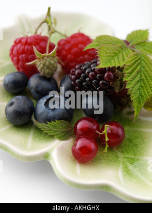 Englisch Sommer Früchte Heidelbeeren Brombeeren rote Johannisbeeren Himbeeren redaktionelle Essen Stockfoto