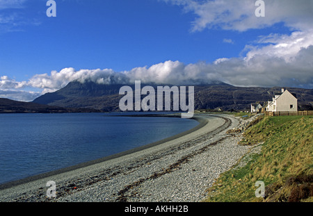 Linie der Häuser am Ardmair nördlich von Ullapool Schottland mit Ben Mor Coigach im Hintergrund Stockfoto