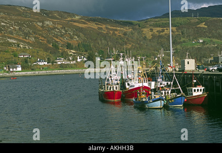 Angelboote/Fischerboote ankern in Ullapool, Schottland Stockfoto