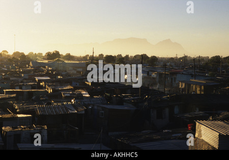 Blick über Khayelitsha Township in der Abenddämmerung mit Tafelberg im Hintergrund, Kapstadt, Südafrika Stockfoto