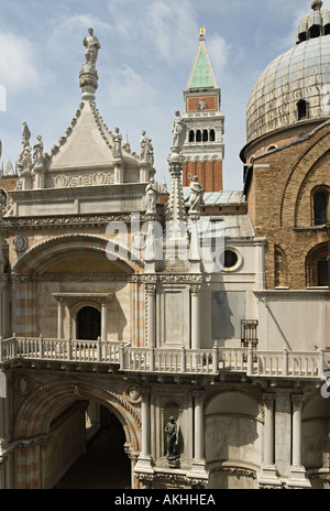 Venedig 2005 Elaborately geschnitzt und dekoriert Balkon in den Dogenpalast mit Blick auf den Innenhof und den Campanile Stockfoto